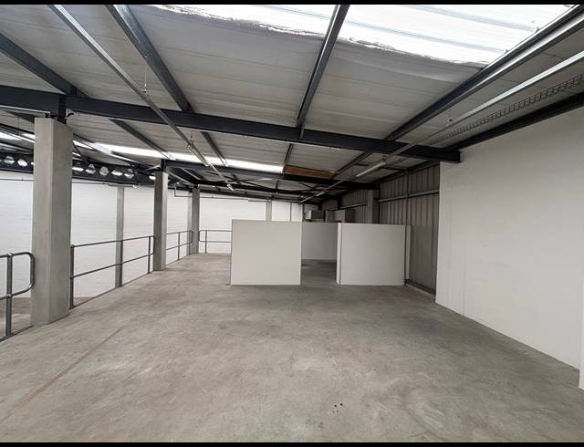 606M² WAREHOUSE TO LET IN STIKLAND INDUSTRIAL